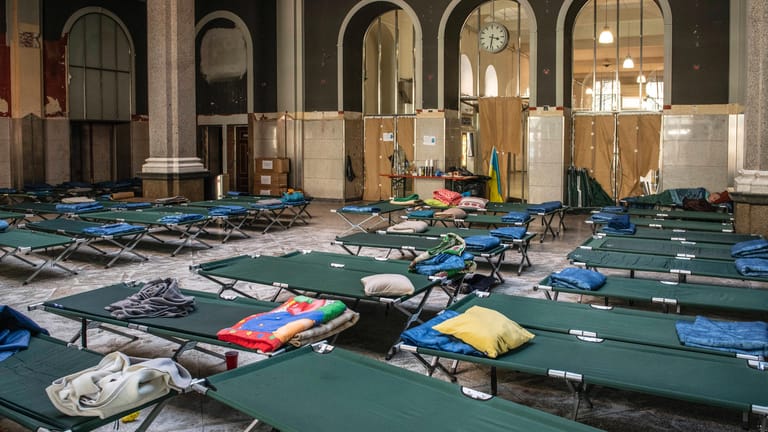 Diesen Schlafsaal hat die Caritas im Münchener Hauptbahnhof für Flüchtlinge aus der Ukraine eingerichtet.