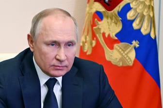 Wladimir Putin bei einer Videokonferenz mit seinem Sicherheitsrat (Archivbild): Der russische Präsident versucht, die Finanzmärkte und Wirtschaft seine Landes zu stabilisieren.