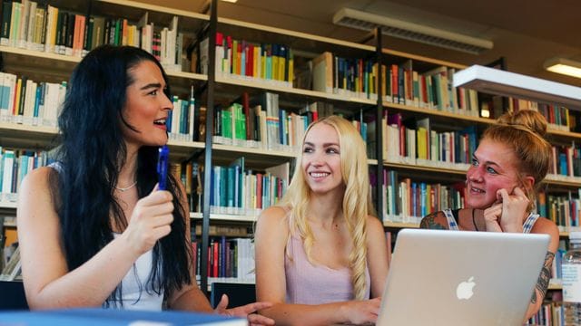 Schulbank statt Werkbank: Eine Reihe an Berufsausbildungen findet an Fachschulen statt.