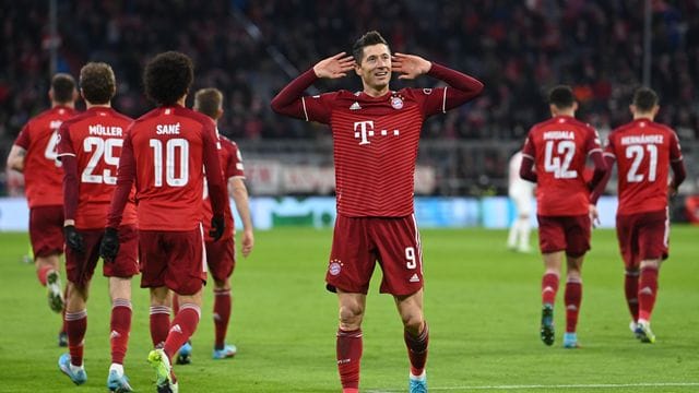 Bayern-Starstürmer Robert Lewandowski bejubelt sein Tor zum 3:0.