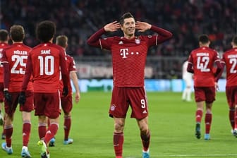 Bayern-Starstürmer Robert Lewandowski bejubelt sein Tor zum 3:0.