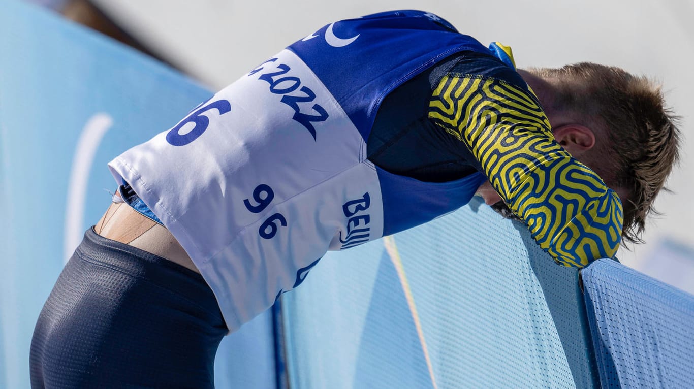 Dmytro Suiarko: Der ukrainische Para-Biathlet wird von seinen Emotionen nach dem Rennen eingenommen.