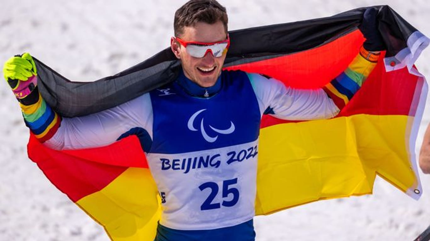 Langläufer Marco Maier feiert den Gewinn der Sprint-Silbermedaille.