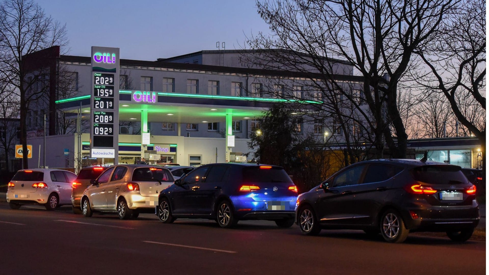 Die Tankstelle in der Wittenberger Straße: Der Stau davor reichte zeitweise bis zur Kreuzung Theresienstraße.