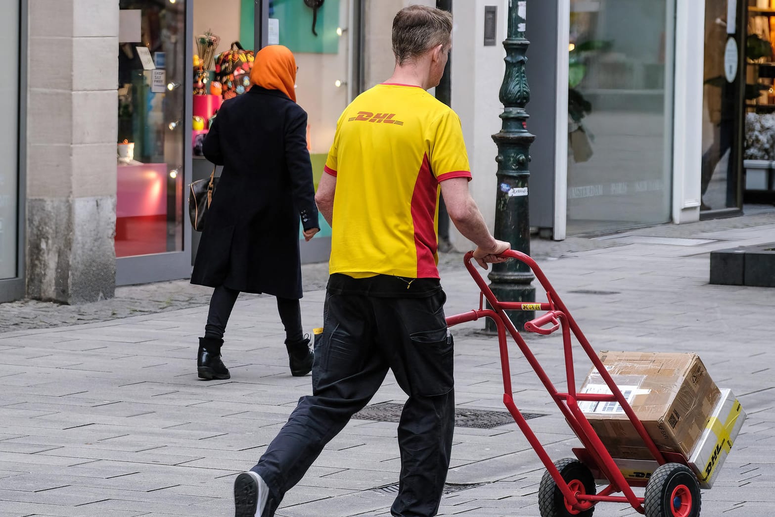 Paketzustellung (Symbolbild): Die Deutsche Post verzeichnet einen Rekordgewinn. Paketzustellung (Symbolbild): Die Deutsche Post verzeichnet einen Rekordgewinn.