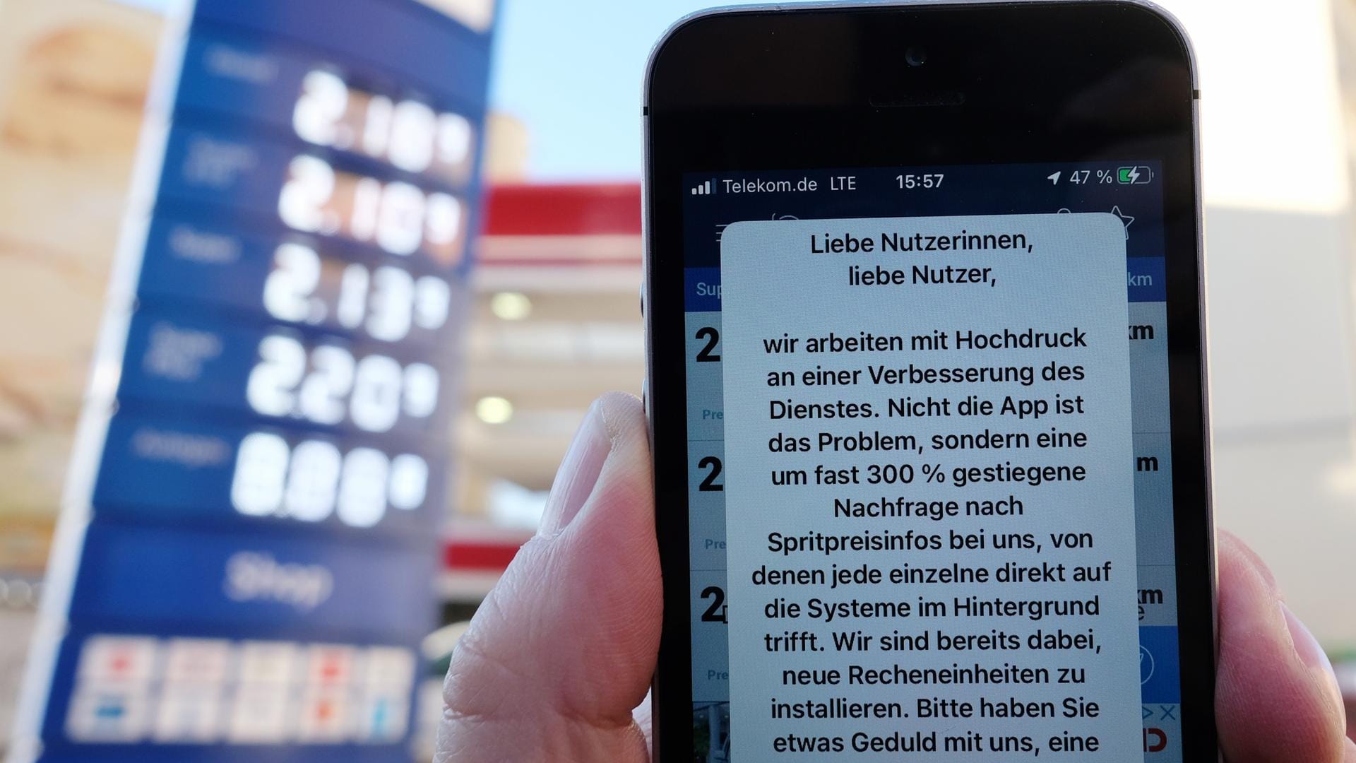 Benzinpreis-App überlastet: "Nicht die App ist das Problem", heißt es in einer Nachricht, "sondern eine um fast 300 Prozent gestiegene Nachfrage."