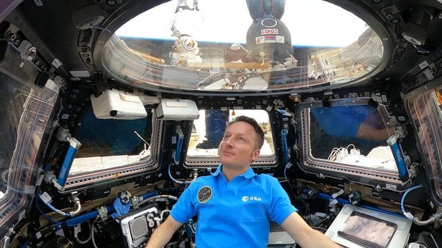 Astronaut Matthias Maurer blickt von der Kuppel der Internationalen Raumstation ISS auf die Erde.