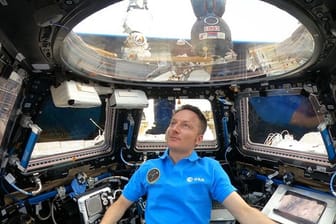 Astronaut Matthias Maurer blickt von der Kuppel der Internationalen Raumstation ISS auf die Erde.