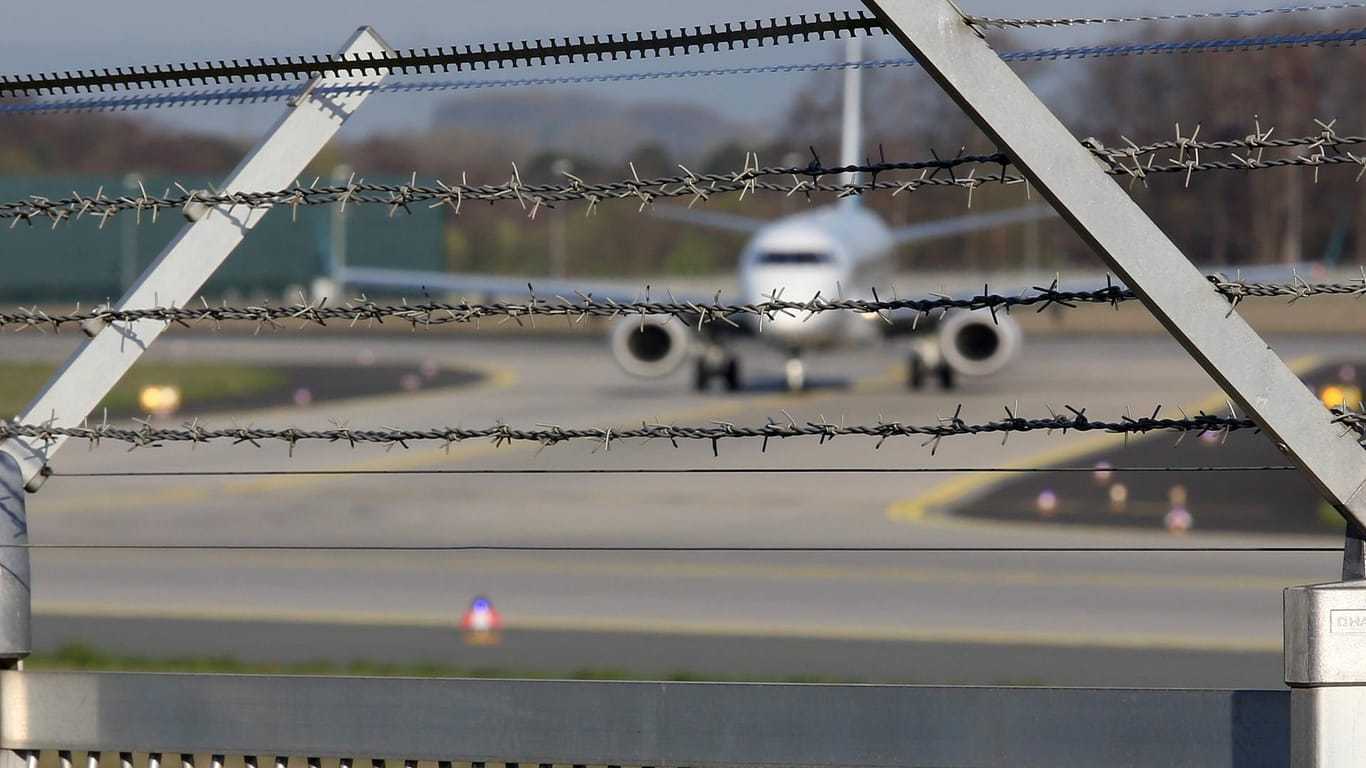 Ein Flugzeug hinter Stacheldrahtzaun am Flughafen Frankfurt (Symbolbild): Für die einzelne Person war ein ganzes Flugzeug gechartert worden.