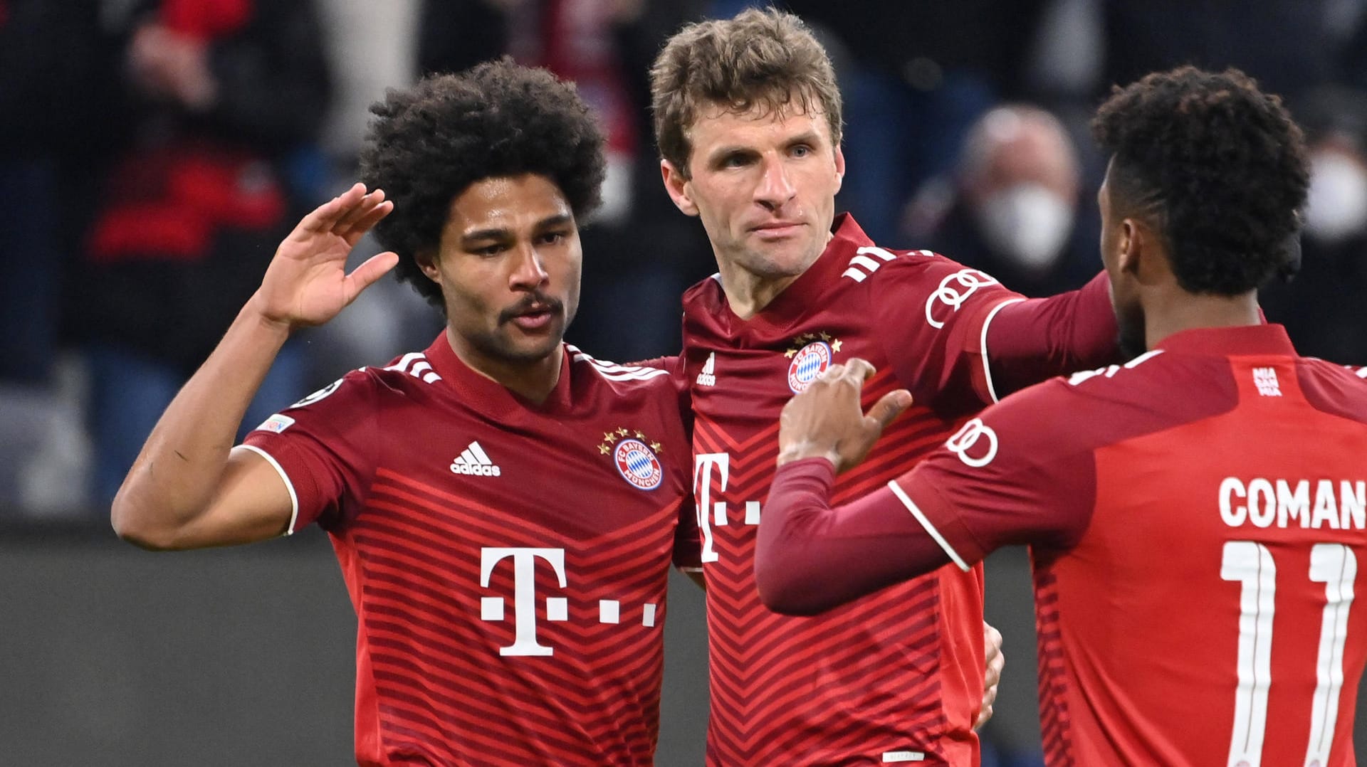 Serge Gnabry, Thomas Müller und Kingsley Coman (v.l.n.r.): Die Bayern-Profis bejubeln die Tore gegen Red Bull Salzburg.