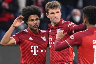 Serge Gnabry, Thomas Müller und Kingsley Coman (v.l.n.r.): Die Bayern-Profis bejubeln die Tore gegen Red Bull Salzburg.