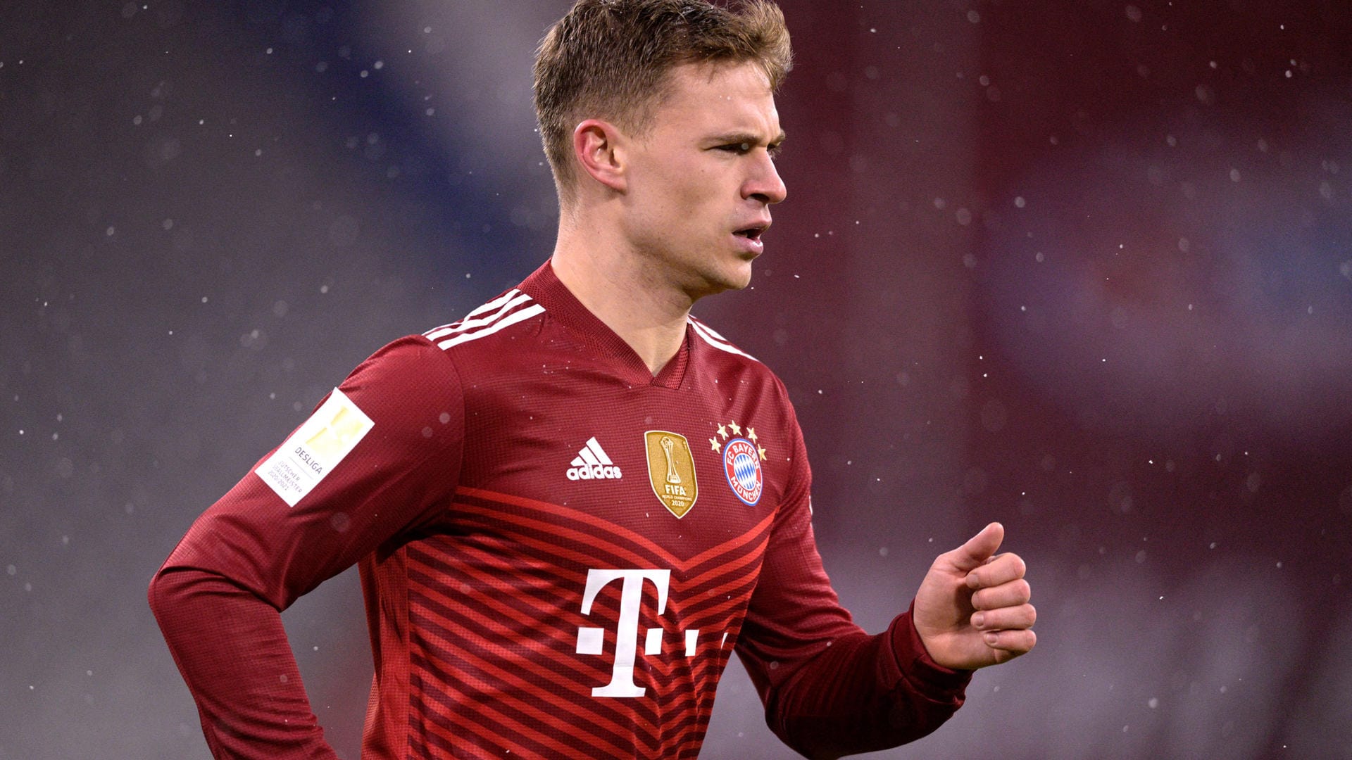 Joshua Kimmich mit dem Telekom-Logo auf der Brust: Auch in den vier kommenden Jahren wird das Bayern-Trikot ein "T" haben.