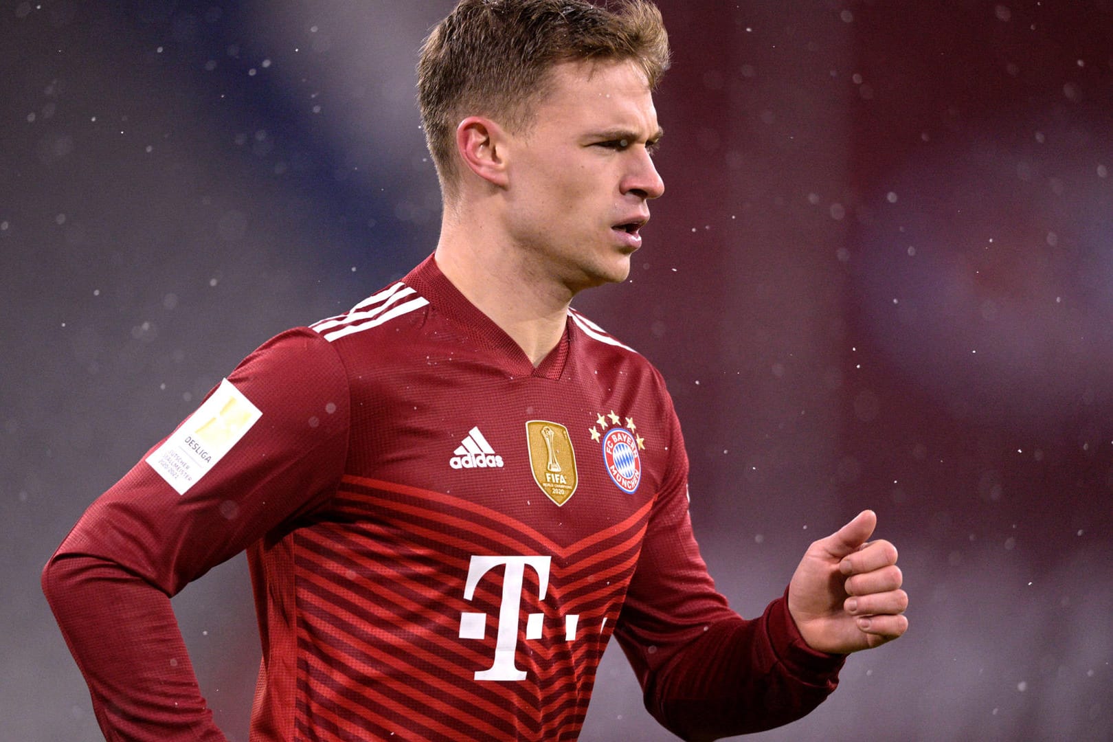 Joshua Kimmich mit dem Telekom-Logo auf der Brust: Auch in den vier kommenden Jahren wird das Bayern-Trikot ein "T" haben.