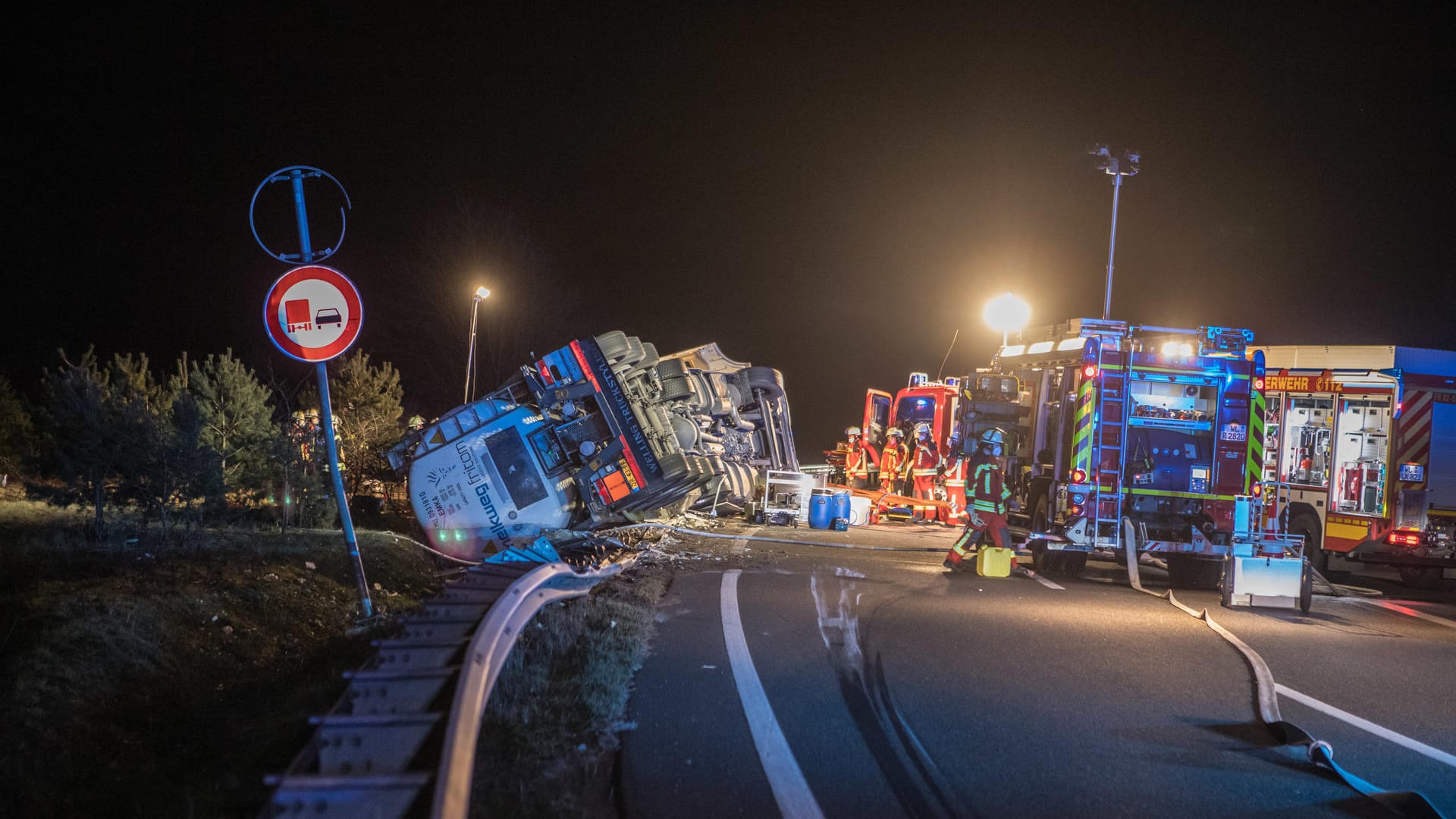 Der LKW liegt im Straßengraben: Der Fahrer war zunächst im Fahrerhaus eingeklemmt. Der LKW liegt im Straßengraben: Der Fahrer war zunächst im Fahrerhaus eingeklemmt.