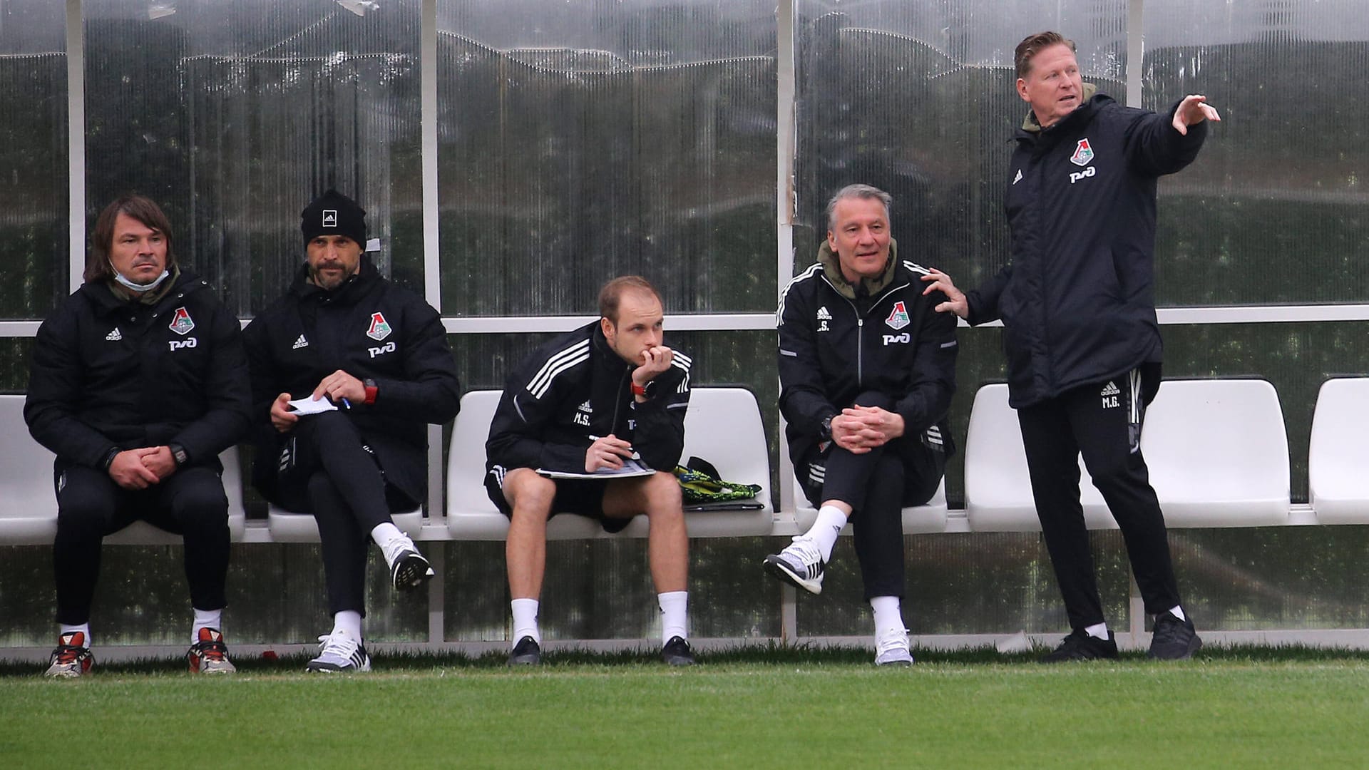 Marvin Compper (2. von links) an der Seite Markus Gisdols (rechts) bei einem Trainingslager Ende Januar.