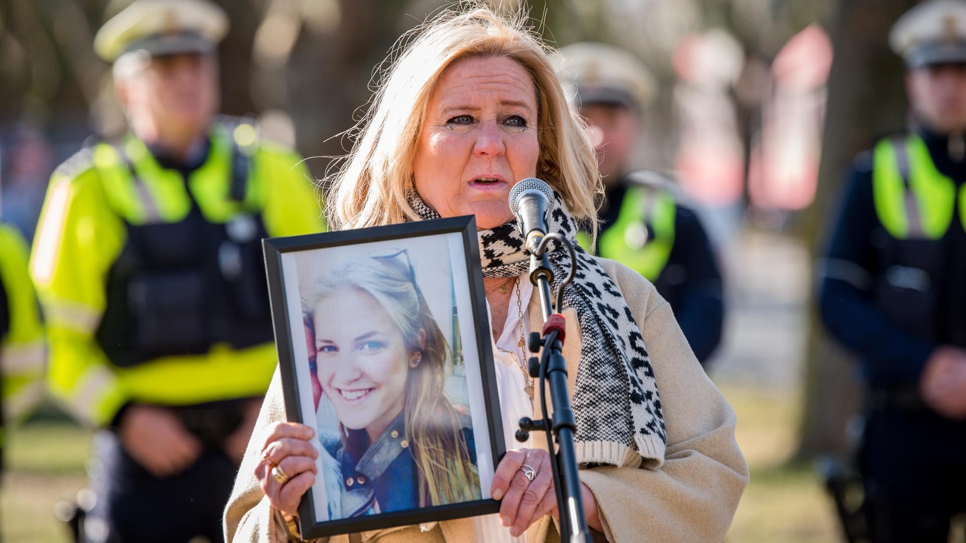 Claudia Wagner mit dem Portrait ihrer Tochter Marie: Im Alter von 18 Jahren wurde sie 2014 durch einen 27-jährigen Raser getötet. Claudia Wagner mit dem Portrait ihrer Tochter Marie: Im Alter von 18 Jahren wurde sie 2014 durch einen 27-jährigen Raser getötet.