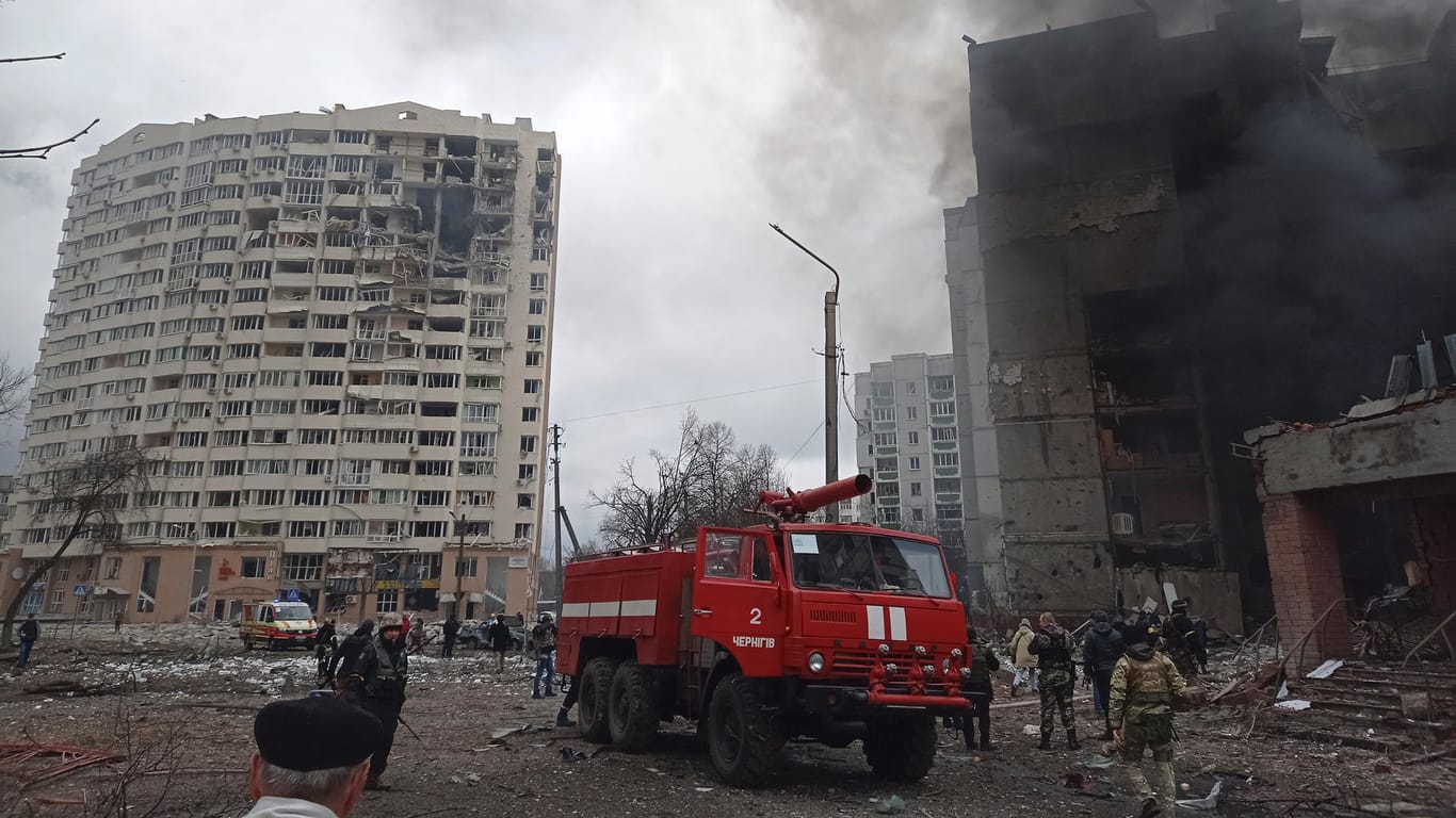 Tschernihiw in der Ukraine: Nach einem russischen Luftangriff musste die Feuerwehr im Stadtzentrum mehrere Brände eindämmen.