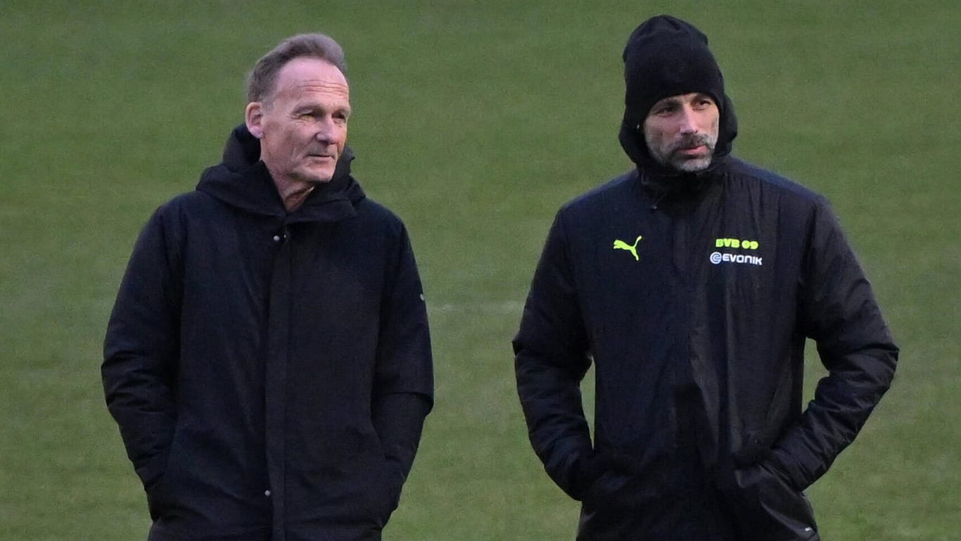 Hans-Joachim Watzke (l.) neben Marco Rose: Die BVB-Bosse sind von ihrem Trainer überzeugt.