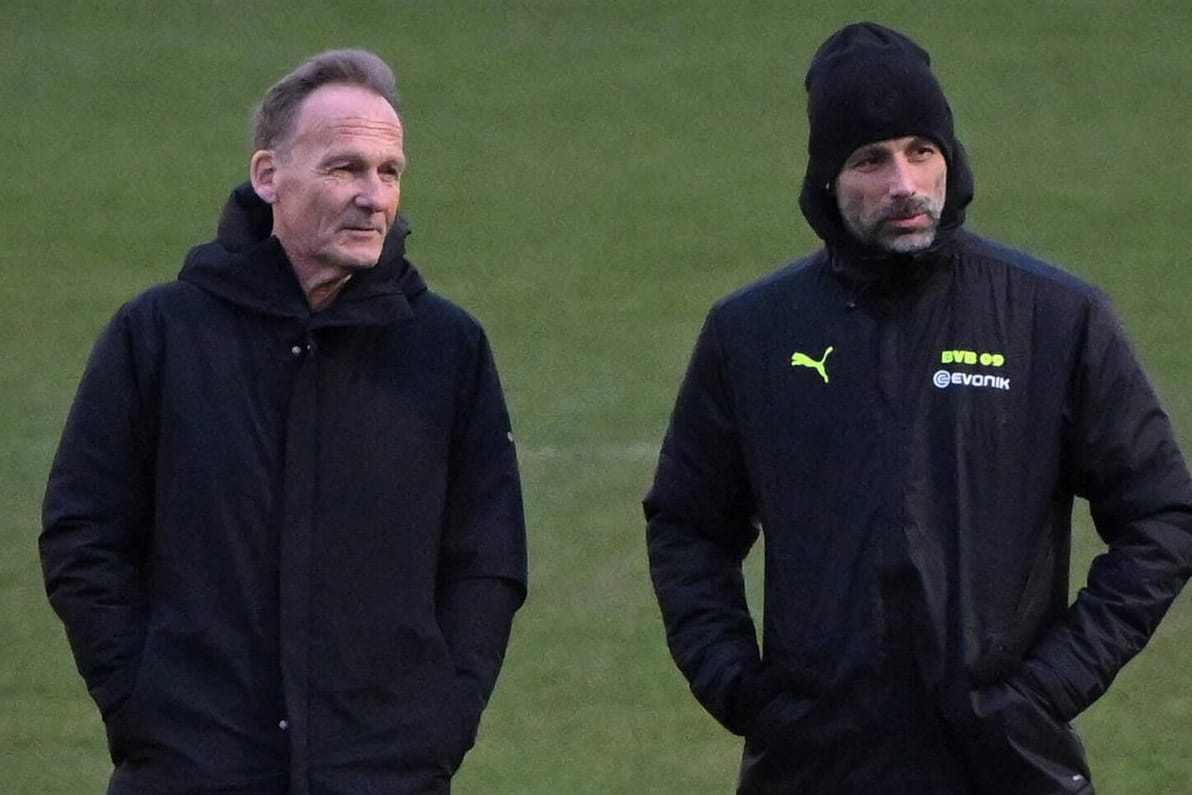 Hans-Joachim Watzke (l.) neben Marco Rose: Die BVB-Bosse sind von ihrem Trainer überzeugt.
