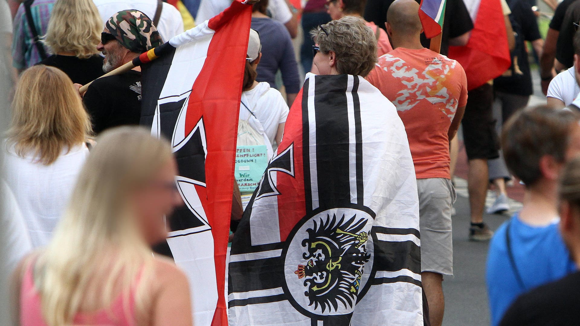 Teilnehmer einer Demonstration in Düsseldorf mit Reichskriegsflagge (Archivbild): Rechtsextreme rufen weiter dazu auf, Corona-Proteste zu radikalisieren. Teilnehmer einer Demonstration in Düsseldorf mit Reichskriegsflagge (Archivbild): Rechtsextreme rufen weiter dazu auf, Corona-Proteste zu radikalisieren.