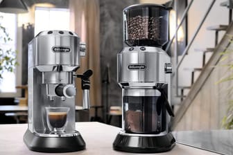 Zum Tiefpreis: Mit dem De'Longhi Dedica Barista Bundle aus Siebträgermaschine und Kaffeemühle gelingt der Kaffee wie in Italien.