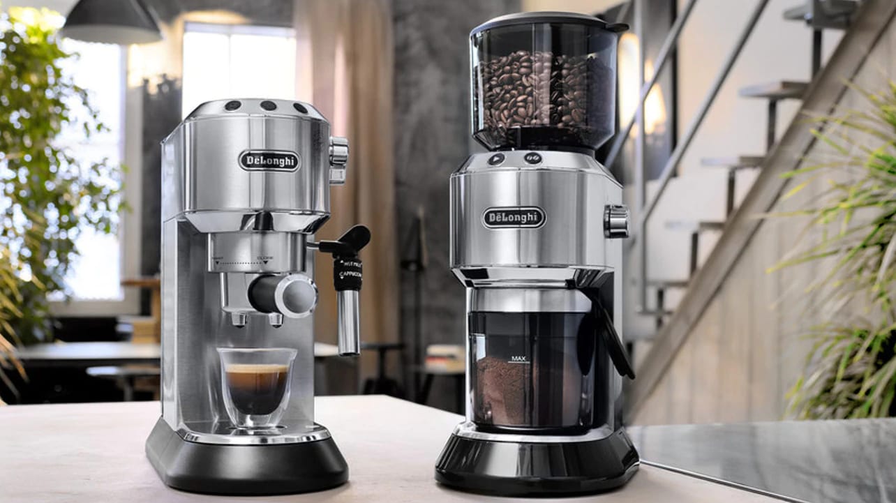 Zum Tiefpreis: Mit dem De'Longhi Dedica Barista Bundle aus Siebträgermaschine und Kaffeemühle gelingt der Kaffee wie in Italien.