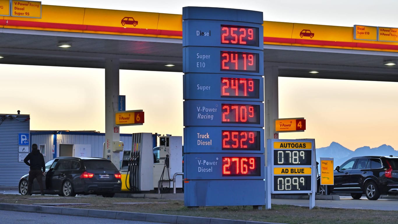 Preisexplosion an der Tankstelle: Momentan müssen Autofahrer nahezu täglich mehr zahlen.