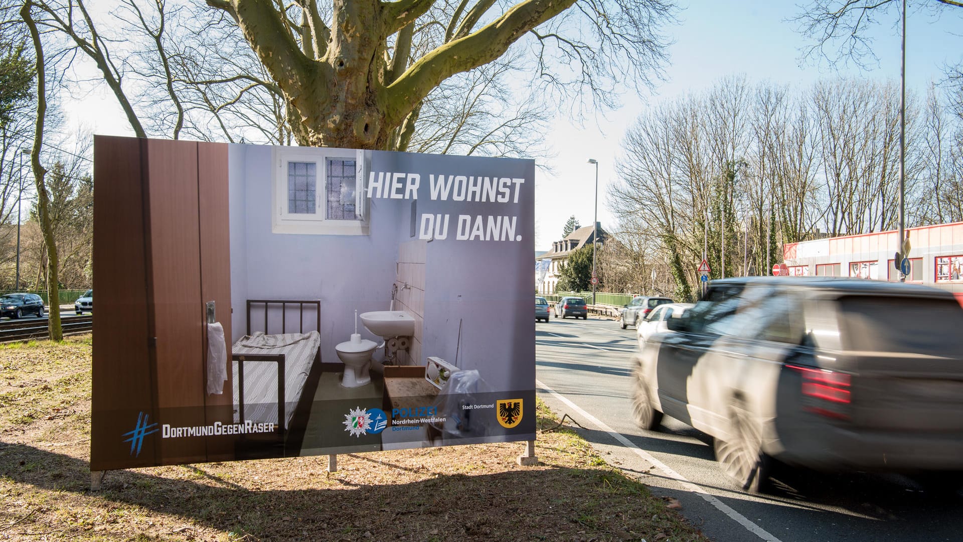 "Hier wohnst du dann": Die Plakate an der B1 sprechen die Teilnehmer von illegalen Straßenrennen an.