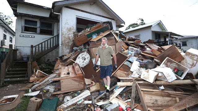 Ein Mann vor den Trümmern seines Hauses in Lismore.