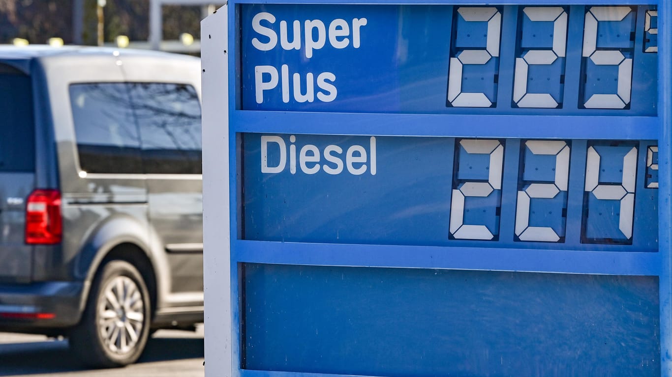 Anzeigetafel an einer Tankstelle: Die Spritpreise sind so hoch wie nie zuvor. Viele können sich die Preissteigerungen kaum noch leisten.