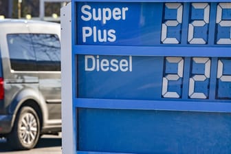 Anzeigetafel an einer Tankstelle: Die Spritpreise sind so hoch wie nie zuvor. Viele können sich die Preissteigerungen kaum noch leisten.