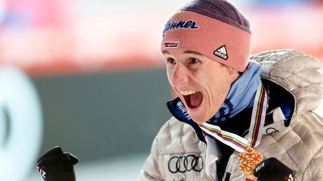 Karl Geiger jubelt 2020 mit seiner Goldmedaille.