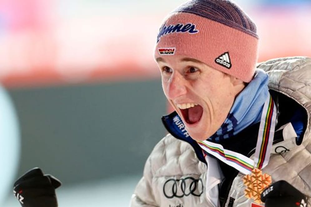 Karl Geiger jubelt 2020 mit seiner Goldmedaille.