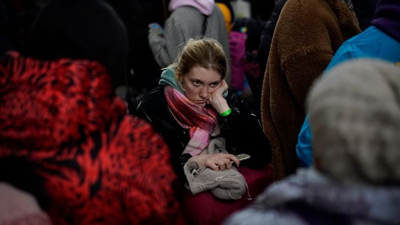 Warten auf die Weiterfahrt: Eine geflüchtete Ukrainerin am Bahnhof im polnischen Przemysl.