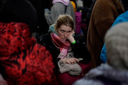 Warten auf die Weiterfahrt: Eine geflüchtete Ukrainerin am Bahnhof im polnischen Przemysl.