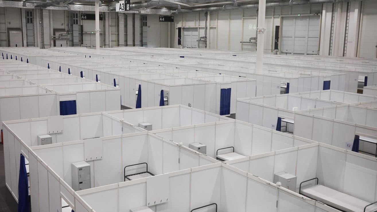 In einer Halle der Messe Hamburg sind einzelne Schlafbereiche mit temporären Wänden voneinander abgetrennt. Die 950 Plätze sind bereits nach zwei Tagen komplett belegt. In einer Halle der Messe Hamburg sind einzelne Schlafbereiche mit temporären Wänden voneinander abgetrennt. Die 950 Plätze sind bereits nach zwei Tagen komplett belegt.