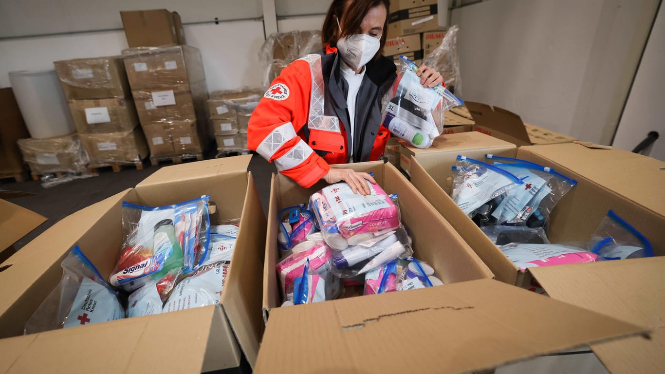 Eine freiwillige Helferin des Roten Kreuzes sortiert Beutel mit Hygieneartikeln in der Notunterkunft für Geflüchtete in den Hamburger Messehallen.