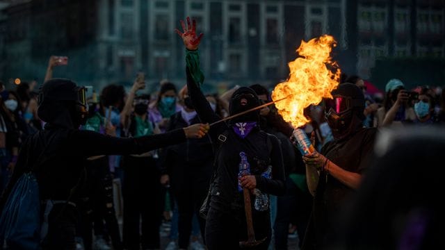 Protest auch in Mexiko-Stadt am Internationalen Frauentag - eine Gruppe vermummter Frauen entzündet Gas aus eine Spraydose.