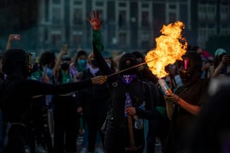 Protest auch in Mexiko-Stadt am Internationalen Frauentag - eine Gruppe vermummter Frauen entzündet Gas aus eine Spraydose.
