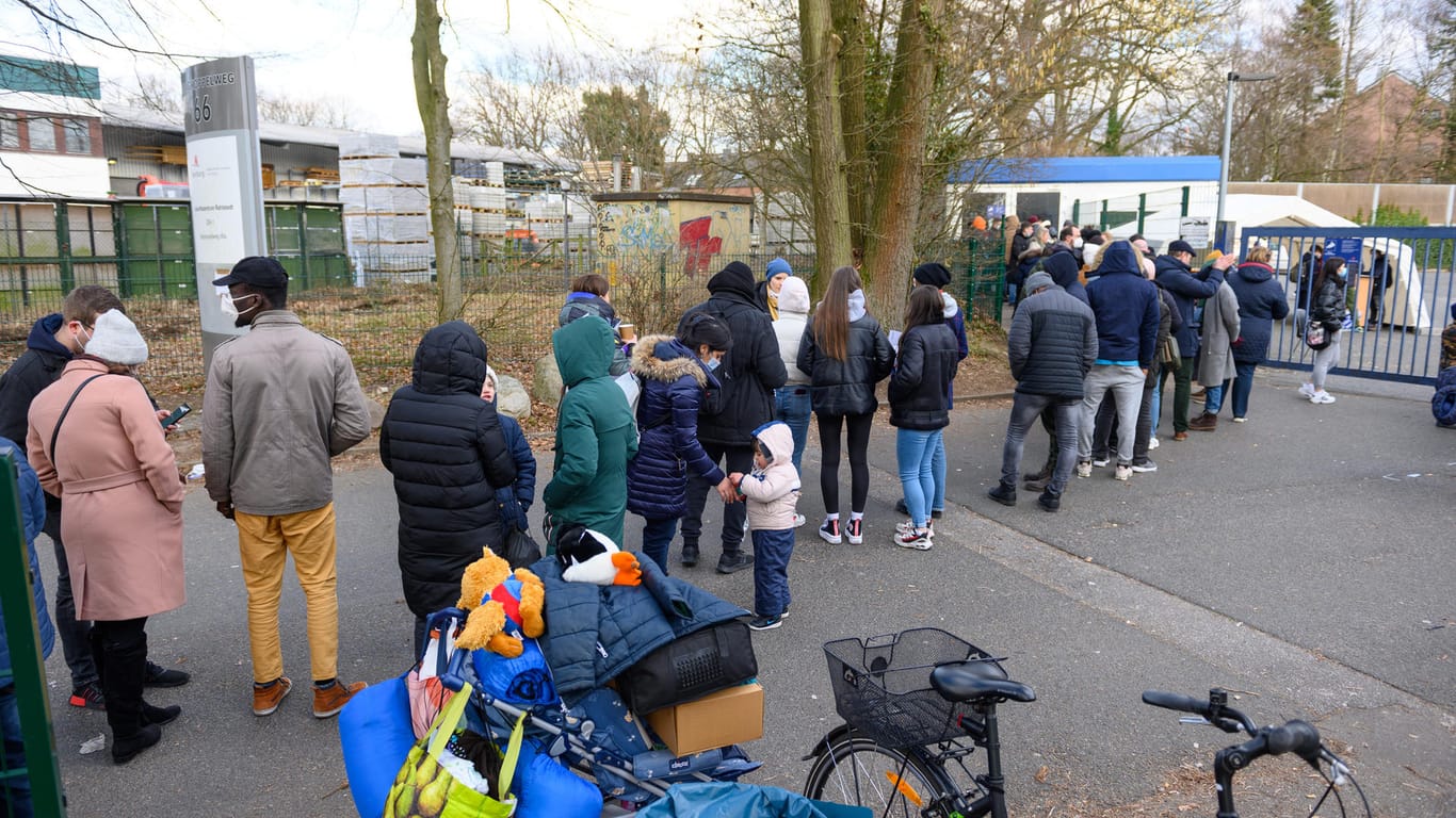 Zahlreiche Geflüchtete stehen in einer Schlange zur Registrierung am Ankunftszentrum Rahlstedt.