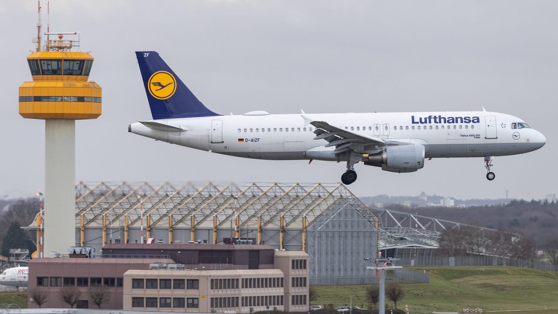 Ein Airbus A320 der Lufthansa im Landeanflug auf dem Hamburger Flughafen (Archivbild): Ein Hamburger Großinvestor hat weitere Aktien der Fluggesellschaft gekauft. Ein Airbus A320 der Lufthansa im Landeanflug auf dem Hamburger Flughafen (Archivbild): Ein Hamburger Großinvestor hat weitere Aktien der Fluggesellschaft gekauft.