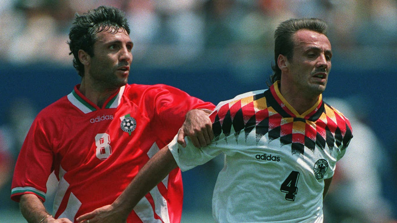 Hristo Stoichkov (li.): Auch DFB-Manndecker Jürgen Kohler (re.) konnte Bulgariens Superstars im WM-Viertelfinale 1994 nicht aus dem Spiel nehmen.