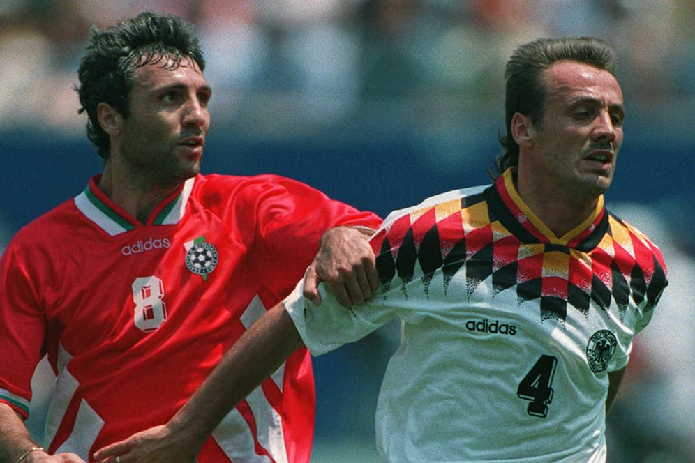 Hristo Stoichkov (li.): Auch DFB-Manndecker Jürgen Kohler (re.) konnte Bulgariens Superstars im WM-Viertelfinale 1994 nicht aus dem Spiel nehmen.