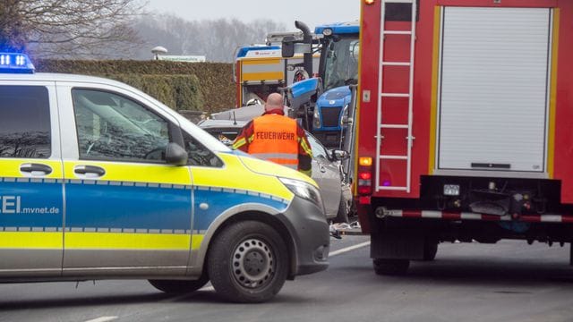 Polizei und Feuerwehr stehen nach dem Unfall auf der B111