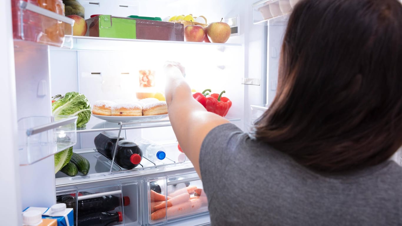 Feuchtigkeit im Kühlschrank: Wenn Lebensmittel die Rückwand blockieren, kann das Kondenswasser nicht abfließen.