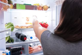 Feuchtigkeit im Kühlschrank: Wenn Lebensmittel die Rückwand blockieren, kann das Kondenswasser nicht abfließen.