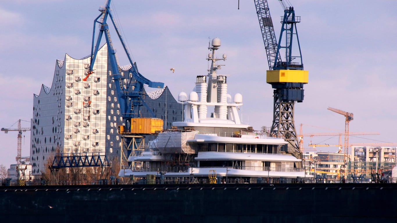 Eine Jacht eines russischen Oligarchen liegt im Hamburger Hafen (Archivbild): Sie könnte aufgrund von EU-Sanktionen gegen den Eigentümer beschlagnahmt werden.