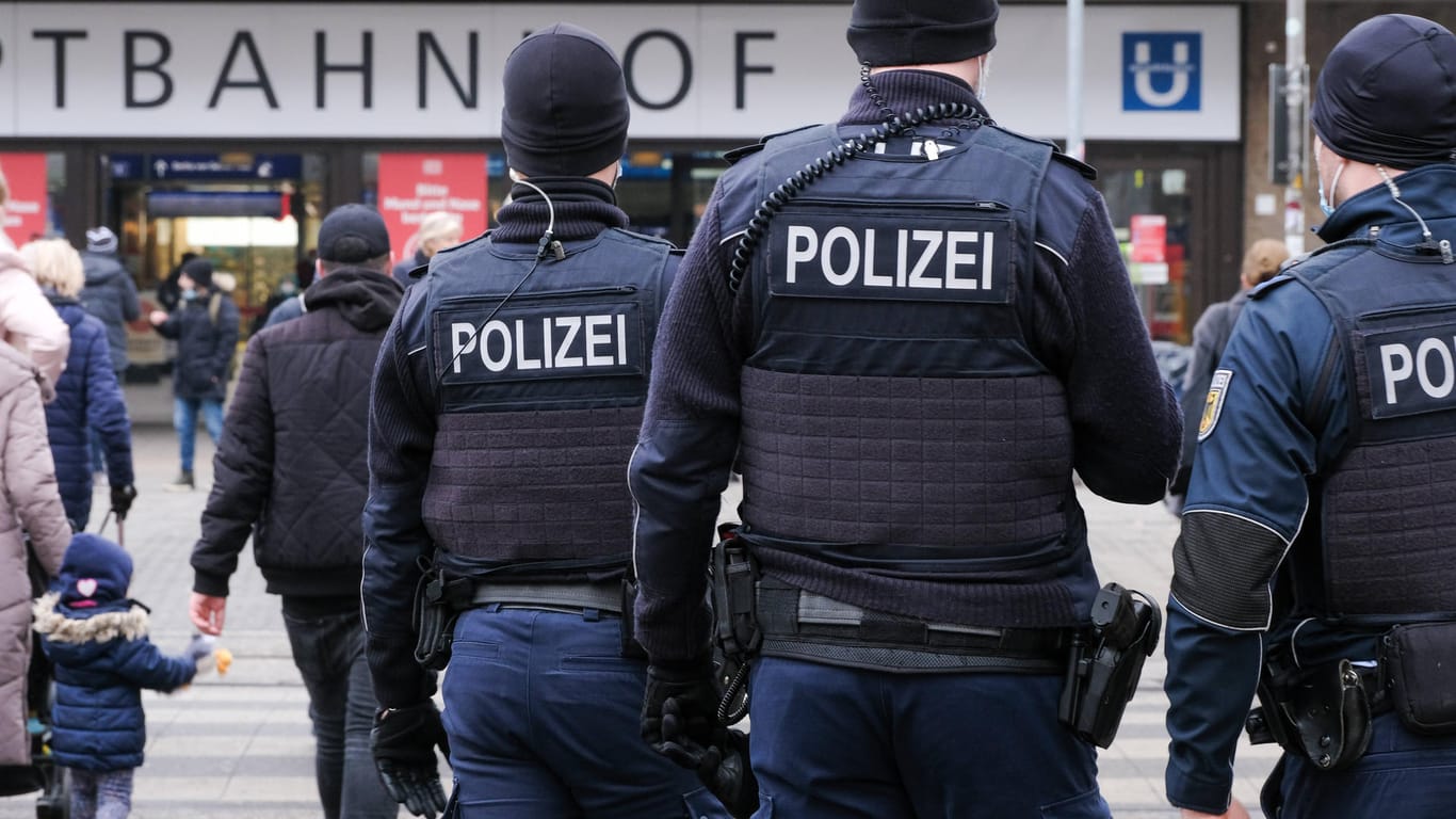 Polizisten am Düsseldorfer Hauptbahnhof (Archivbild): Die Einsatztruppe "PRIOS" hat einen Erfolg zu verzeichnen.