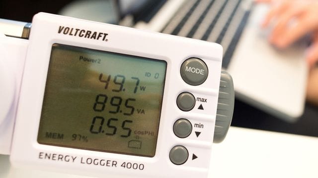 Welche Geräte verbrauchen wie viel Energie? Und wie lässt sich ein wenig sparen? Experten des Caritasverbands helfen Bedürftigen bei Fragen wie diesen weiter. Welche Geräte verbrauchen wie viel Energie? Und wie lässt sich ein wenig sparen? Experten des Caritasverbands helfen Bedürftigen bei Fragen wie diesen weiter.