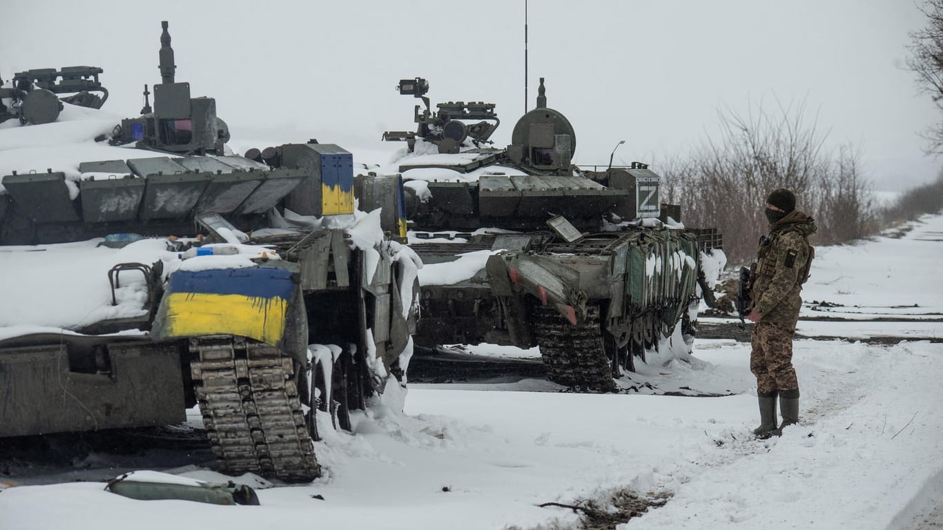 Den Widerstand unterschätzt: Ukrainische Soldaten erbeuten zahlreiche russische Panzer.